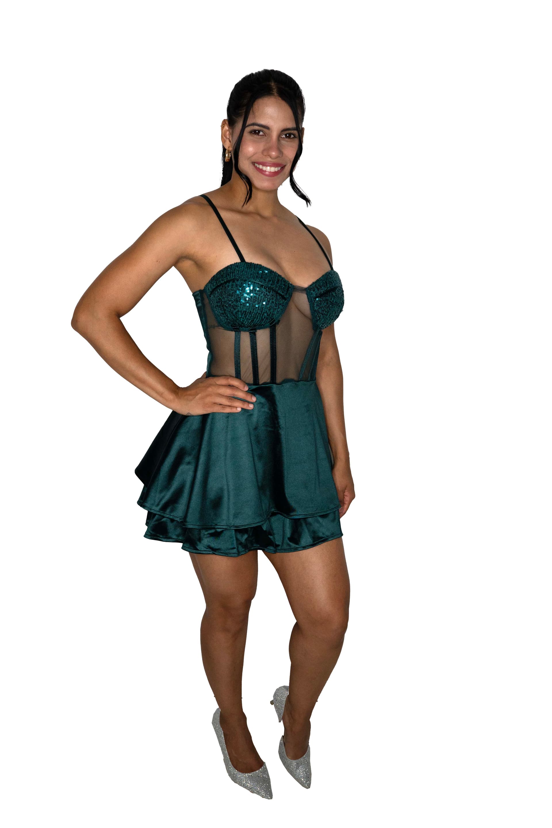 Vestido corto verde esmeralda con detalles sensuales y femeninos