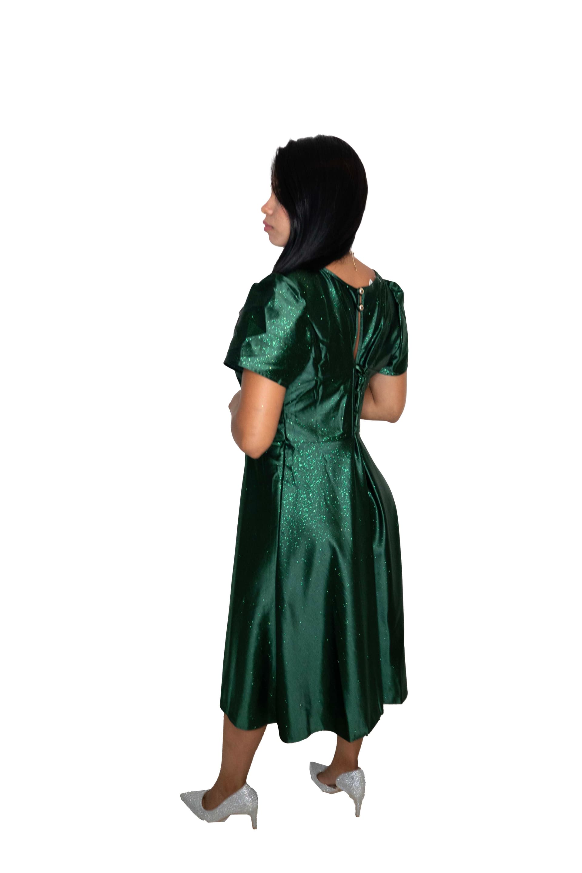 Vestido verde esmeralda satinado con brillo sutil