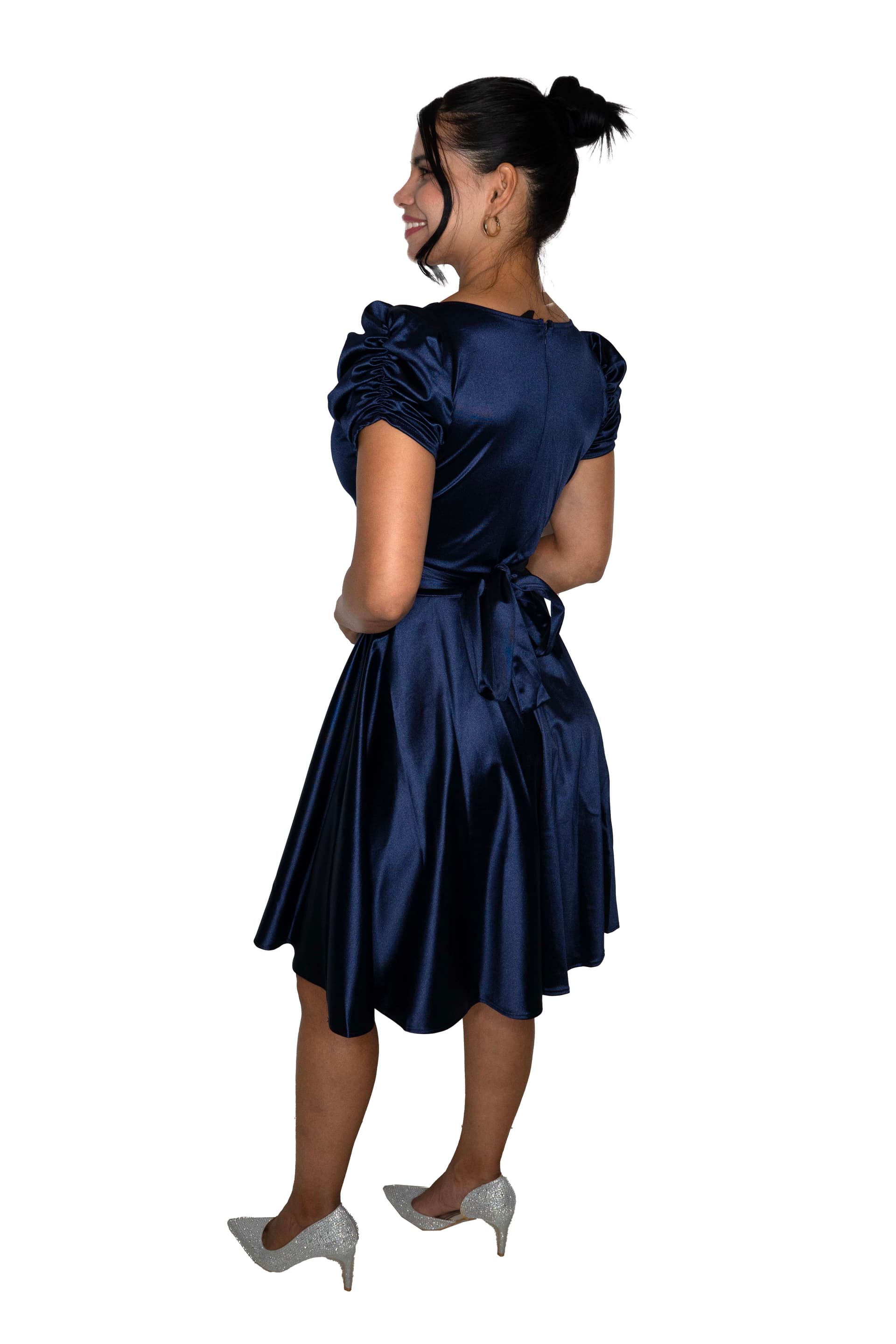 Vestido azul marino satinado: elegancia que brilla