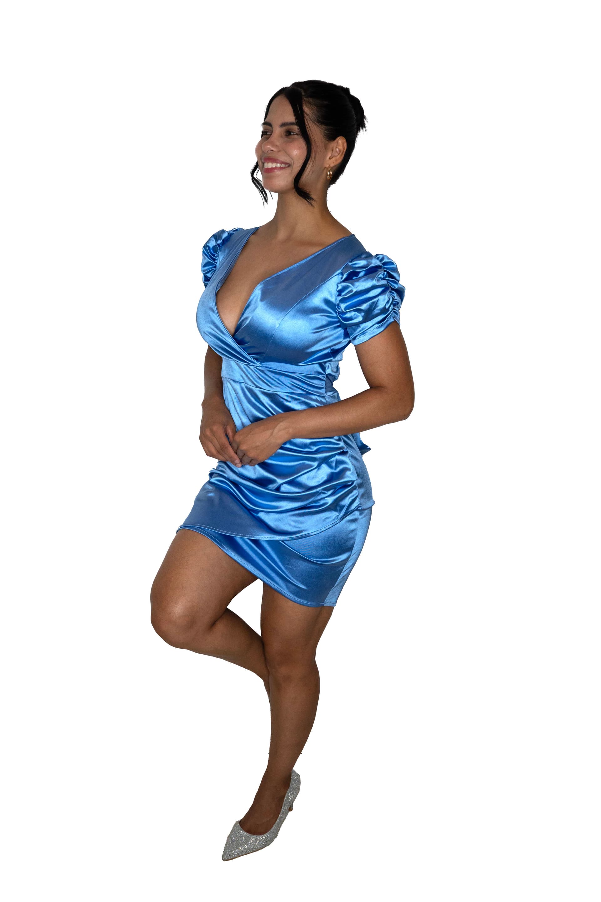 Vestido corto azul satinado con elegancia y sensualidad
